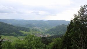 Dieses Bild zeigt eine Webcam-Aufnahme vom Achertal, aufgenommen am Mittwoch, den 20.05.2026 um 17:10 Uhr. Die Temperatur betrug 13.4°C.