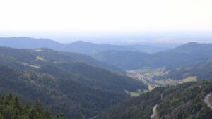 Dieses Bild zeigt eine Webcam-Aufnahme vom Achertal, aufgenommen am Dienstag, den 26.08.2025 um 17:00 Uhr. Die Temperatur betrug 22°C.