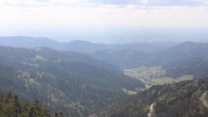 Dieses Bild zeigt eine Webcam-Aufnahme vom Achertal, aufgenommen am Sonntag, den 19.04.2026 um 17:00 Uhr. Die Temperatur betrug 9.4°C.