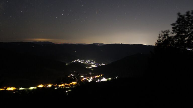 Dieses Bild zeigt eine Webcam-Aufnahme vom Achertal, aufgenommen am Donnerstag, den 09.07.2026 um 01:00 Uhr. Die Temperatur betrug 18.2°C.