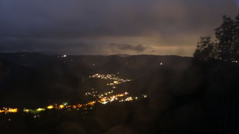 Dieses Bild zeigt eine Webcam-Aufnahme vom Achertal, aufgenommen am Samstag, den 24.10.2026 um 19:20 Uhr. Die Temperatur betrug 4.9°C.