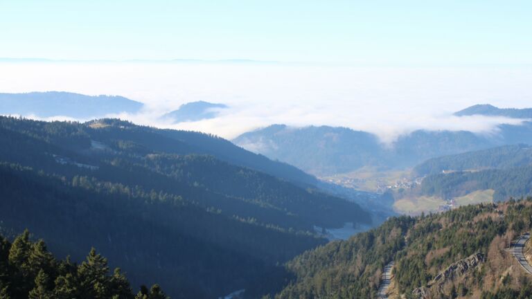 Dieses Bild zeigt eine Webcam-Aufnahme vom Achertal, aufgenommen am Montag, den 29.12.2025 um 13:10 Uhr. Die Temperatur betrug 4.6°C.