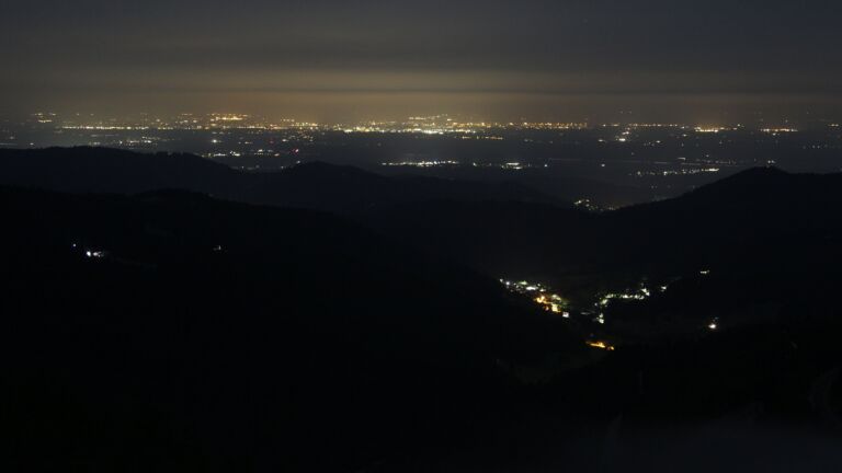Dieses Bild zeigt eine Webcam-Aufnahme vom Achertal, aufgenommen am Sonntag, den 17.08.2025 um 04:20 Uhr. Die Temperatur betrug 12.3°C.
