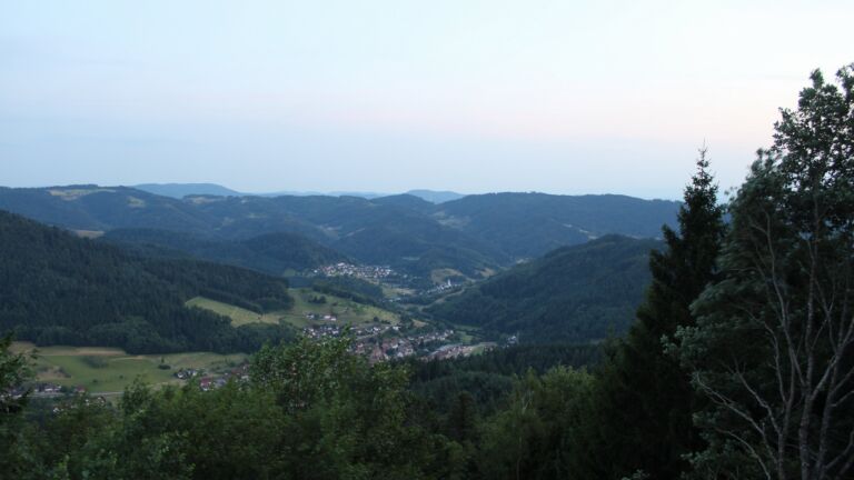 Dieses Bild zeigt eine Webcam-Aufnahme vom Achertal, aufgenommen am Montag, den 13.07.2026 um 21:40 Uhr. Die Temperatur betrug 26.4°C.