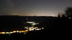Dieses Bild zeigt eine Webcam-Aufnahme vom Achertal, aufgenommen am Donnerstag, den 13.08.2026 um 23:30 Uhr. Die Temperatur betrug 26.5°C.