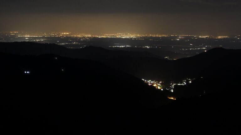 Dieses Bild zeigt eine Webcam-Aufnahme vom Achertal, aufgenommen am Samstag, den 21.03.2026 um 00:00 Uhr. Die Temperatur betrug 4.5°C.