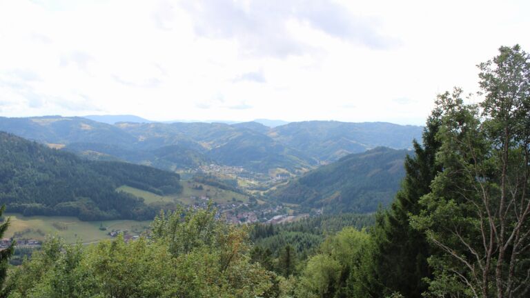 Dieses Bild zeigt eine Webcam-Aufnahme vom Achertal, aufgenommen am Freitag, den 28.08.2026 um 15:20 Uhr. Die Temperatur betrug 21.3°C.