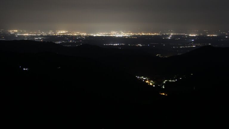 Dieses Bild zeigt eine Webcam-Aufnahme vom Achertal, aufgenommen am Dienstag, den 17.06.2025 um 01:30 Uhr. Die Temperatur betrug 12°C.