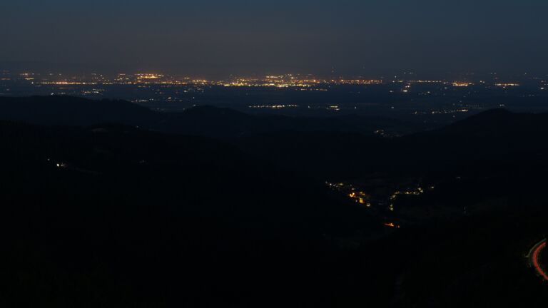 Dieses Bild zeigt eine Webcam-Aufnahme vom Achertal, aufgenommen am Sonntag, den 13.07.2025 um 04:30 Uhr. Die Temperatur betrug 15.2°C.