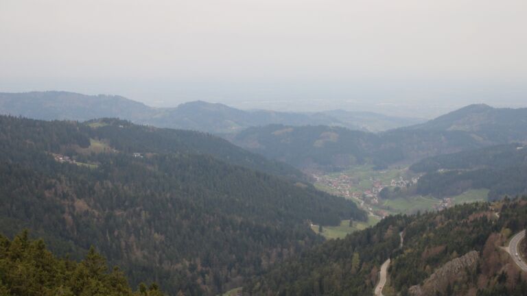 Dieses Bild zeigt eine Webcam-Aufnahme vom Achertal, aufgenommen am Samstag, den 11.04.2026 um 18:00 Uhr. Die Temperatur betrug 13.6°C.