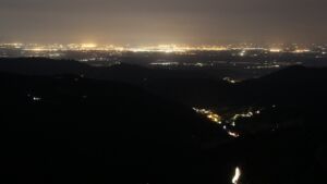 Dieses Bild zeigt eine Webcam-Aufnahme vom Achertal, aufgenommen am Samstag, den 05.07.2025 um 23:40 Uhr. Die Temperatur betrug 16.5°C.