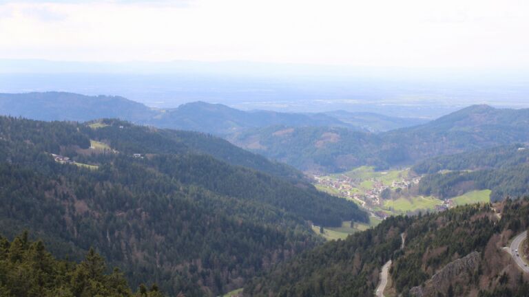 Dieses Bild zeigt eine Webcam-Aufnahme vom Achertal, aufgenommen am Sonntag, den 05.04.2026 um 16:00 Uhr. Die Temperatur betrug 11.6°C.