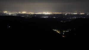 Dieses Bild zeigt eine Webcam-Aufnahme vom Achertal, aufgenommen am Samstag, den 18.04.2026 um 01:00 Uhr. Die Temperatur betrug 12.2°C.