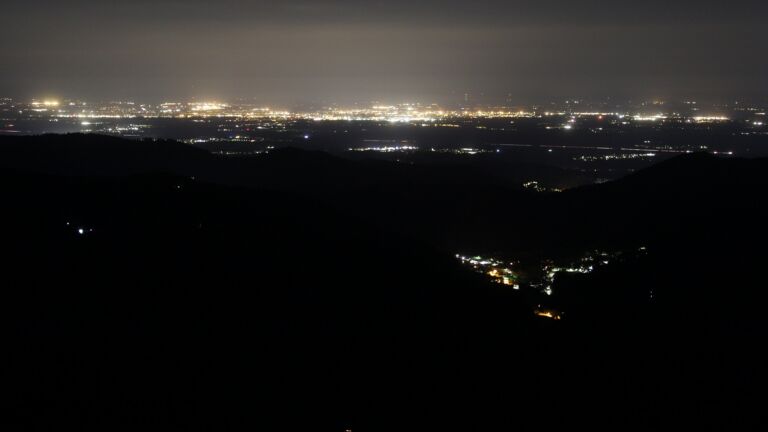 Dieses Bild zeigt eine Webcam-Aufnahme vom Achertal, aufgenommen am Samstag, den 18.04.2026 um 01:00 Uhr. Die Temperatur betrug 12.2°C.