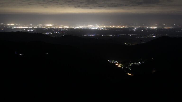 Dieses Bild zeigt eine Webcam-Aufnahme vom Achertal, aufgenommen am Freitag, den 30.05.2025 um 03:30 Uhr. Die Temperatur betrug 12.9°C.