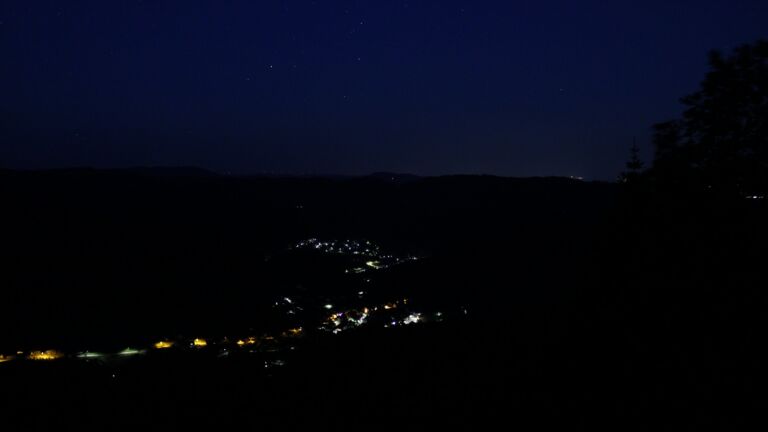 Dieses Bild zeigt eine Webcam-Aufnahme vom Achertal, aufgenommen am Sonntag, den 24.05.2026 um 04:10 Uhr. Die Temperatur betrug 20°C.