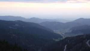 Dieses Bild zeigt eine Webcam-Aufnahme vom Achertal, aufgenommen am Mittwoch, den 15.04.2026 um 20:20 Uhr. Die Temperatur betrug 8.8°C.