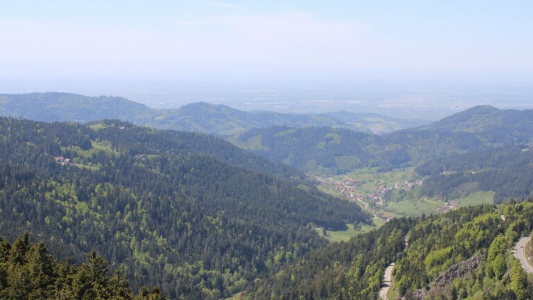 Dieses Bild zeigt eine Webcam-Aufnahme vom Achertal, aufgenommen am Mittwoch, den 29.04.2026 um 14:00 Uhr. Die Temperatur betrug 12.9°C.