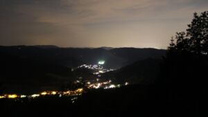 Dieses Bild zeigt eine Webcam-Aufnahme vom Achertal, aufgenommen am Sonntag, den 21.06.2026 um 00:30 Uhr. Die Temperatur betrug 25.7°C.