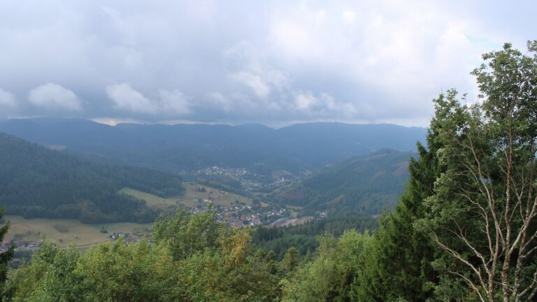 Dieses Bild zeigt eine Webcam-Aufnahme vom Achertal, aufgenommen am Samstag, den 22.08.2026 um 12:00 Uhr. Die Temperatur betrug 12.4°C.