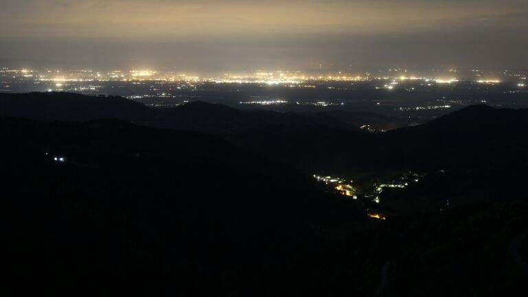 Dieses Bild zeigt eine Webcam-Aufnahme vom Achertal, aufgenommen am Sonntag, den 03.05.2026 um 04:10 Uhr. Die Temperatur betrug 14°C.