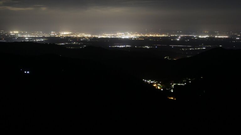 Dieses Bild zeigt eine Webcam-Aufnahme vom Achertal, aufgenommen am Dienstag, den 21.04.2026 um 02:30 Uhr. Die Temperatur betrug 2.2°C.