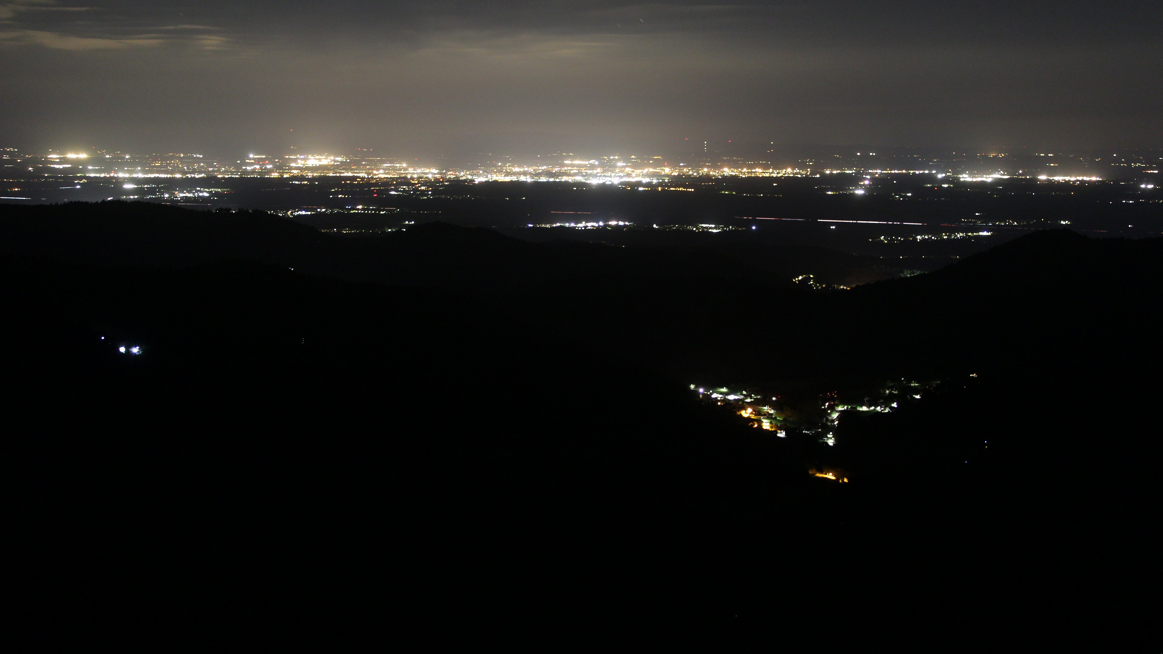 Dieses Bild zeigt eine Webcam-Aufnahme vom Achertal, aufgenommen am Dienstag, den 21.04.2026 um 02:30 Uhr. Die Temperatur betrug 2.2°C.