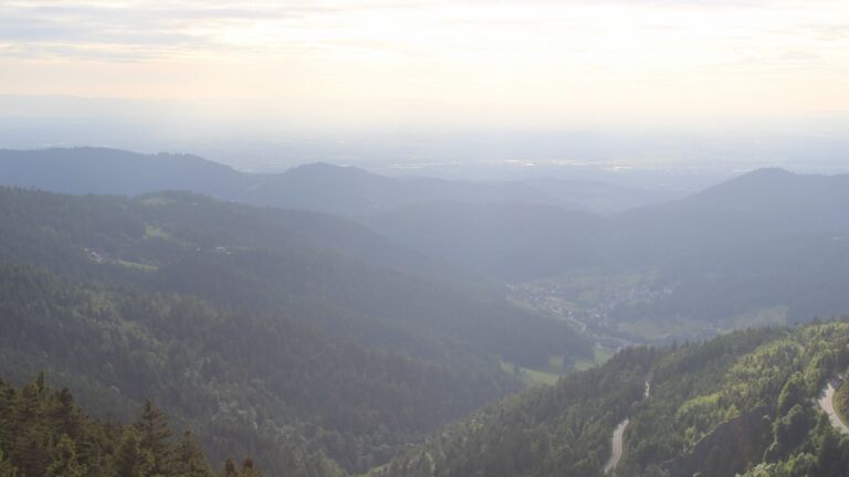 Dieses Bild zeigt eine Webcam-Aufnahme vom Achertal, aufgenommen am Donnerstag, den 29.05.2025 um 19:00 Uhr. Die Temperatur betrug 13.7°C.