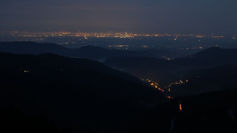 Dieses Bild zeigt eine Webcam-Aufnahme vom Achertal, aufgenommen am Mittwoch, den 20.08.2025 um 21:10 Uhr. Die Temperatur betrug 15.1°C.