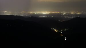 Dieses Bild zeigt eine Webcam-Aufnahme vom Achertal, aufgenommen am Donnerstag, den 03.07.2025 um 00:30 Uhr. Die Temperatur betrug 19.2°C.