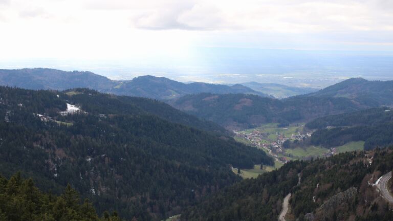 Dieses Bild zeigt eine Webcam-Aufnahme vom Achertal, aufgenommen am Samstag, den 04.04.2026 um 18:10 Uhr. Die Temperatur betrug 7.8°C.