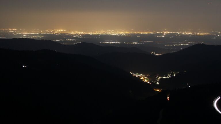 Dieses Bild zeigt eine Webcam-Aufnahme vom Achertal, aufgenommen am Montag, den 23.03.2026 um 22:30 Uhr. Die Temperatur betrug 5.4°C.