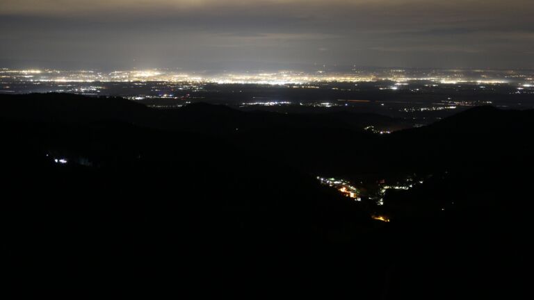 Dieses Bild zeigt eine Webcam-Aufnahme vom Achertal, aufgenommen am Samstag, den 01.11.2025 um 05:20 Uhr. Die Temperatur betrug 12.2°C.