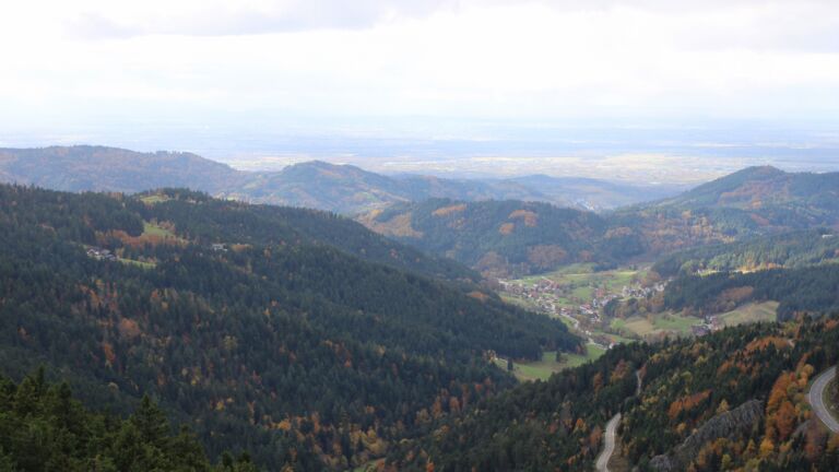 Dieses Bild zeigt eine Webcam-Aufnahme vom Achertal, aufgenommen am Freitag, den 24.10.2025 um 15:10 Uhr. Die Temperatur betrug 2.9°C.