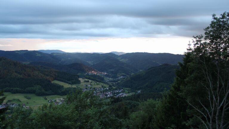 Dieses Bild zeigt eine Webcam-Aufnahme vom Achertal, aufgenommen am Mittwoch, den 10.06.2026 um 21:10 Uhr. Die Temperatur betrug 9.4°C.