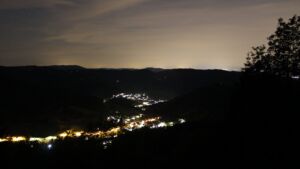 Dieses Bild zeigt eine Webcam-Aufnahme vom Achertal, aufgenommen am Montag, den 15.06.2026 um 23:50 Uhr. Die Temperatur betrug 15.7°C.