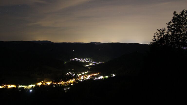 Dieses Bild zeigt eine Webcam-Aufnahme vom Achertal, aufgenommen am Montag, den 15.06.2026 um 23:50 Uhr. Die Temperatur betrug 15.7°C.