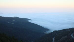 Dieses Bild zeigt eine Webcam-Aufnahme vom Achertal, aufgenommen am Sonntag, den 14.12.2025 um 08:30 Uhr. Die Temperatur betrug 6.2°C.