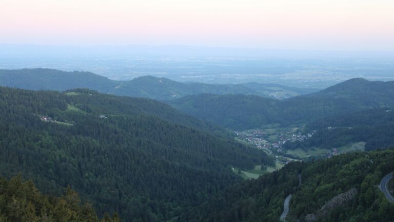 Dieses Bild zeigt eine Webcam-Aufnahme vom Achertal, aufgenommen am Freitag, den 16.05.2025 um 05:50 Uhr. Die Temperatur betrug 4.4°C.