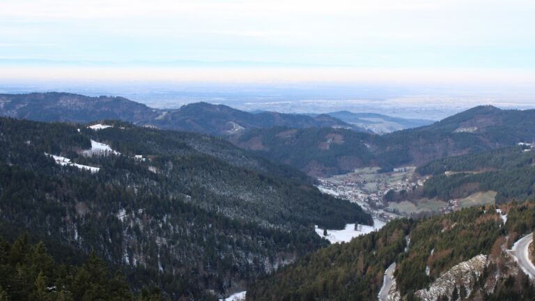 Dieses Bild zeigt eine Webcam-Aufnahme vom Achertal, aufgenommen am Sonntag, den 23.11.2025 um 09:30 Uhr. Die Temperatur betrug -0.7°C.