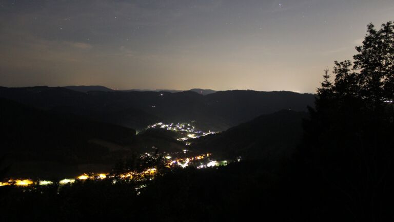 Dieses Bild zeigt eine Webcam-Aufnahme vom Achertal, aufgenommen am Montag, den 22.06.2026 um 00:30 Uhr. Die Temperatur betrug 26°C.