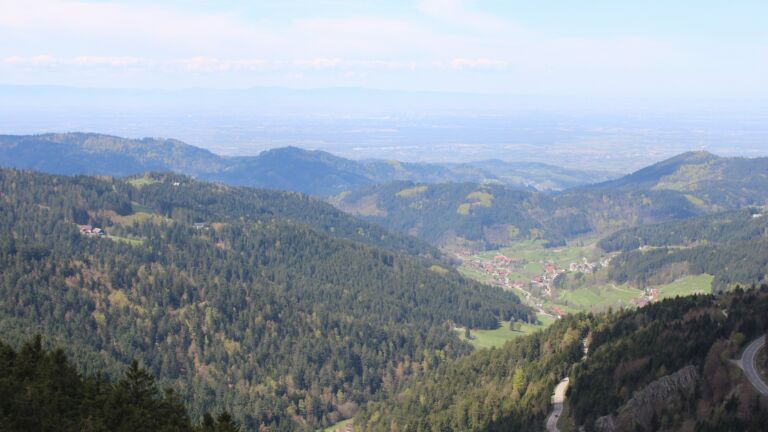 Dieses Bild zeigt eine Webcam-Aufnahme vom Achertal, aufgenommen am Freitag, den 17.04.2026 um 12:10 Uhr. Die Temperatur betrug 13.4°C.