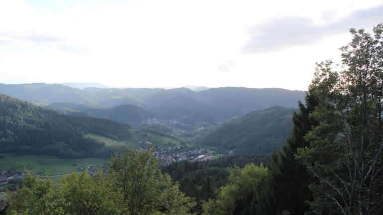 Dieses Bild zeigt eine Webcam-Aufnahme vom Achertal, aufgenommen am Samstag, den 10.10.2026 um 17:00 Uhr. Die Temperatur betrug 12°C.