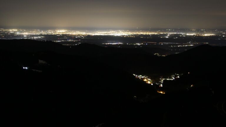 Dieses Bild zeigt eine Webcam-Aufnahme vom Achertal, aufgenommen am Freitag, den 16.01.2026 um 00:00 Uhr. Die Temperatur betrug 7.6°C.