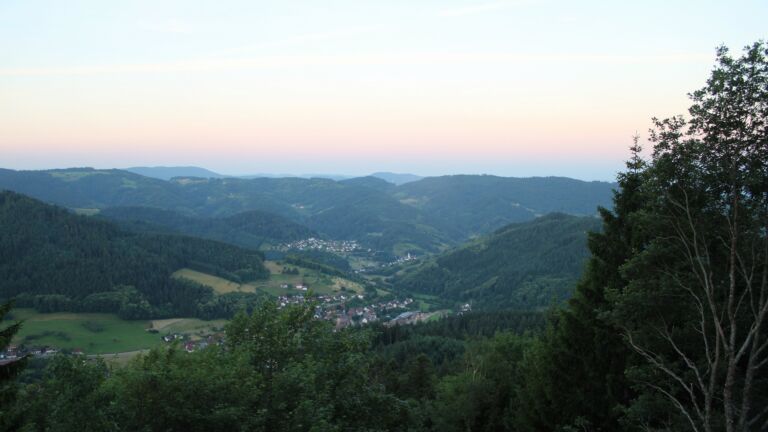 Dieses Bild zeigt eine Webcam-Aufnahme vom Achertal, aufgenommen am Donnerstag, den 18.06.2026 um 05:30 Uhr. Die Temperatur betrug 21.6°C.