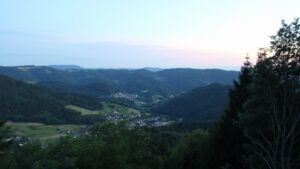 Dieses Bild zeigt eine Webcam-Aufnahme vom Achertal, aufgenommen am Freitag, den 10.07.2026 um 21:50 Uhr. Die Temperatur betrug 24.1°C.