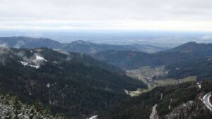 Dieses Bild zeigt eine Webcam-Aufnahme vom Achertal, aufgenommen am Montag, den 24.11.2025 um 16:10 Uhr. Die Temperatur betrug 0.5°C.