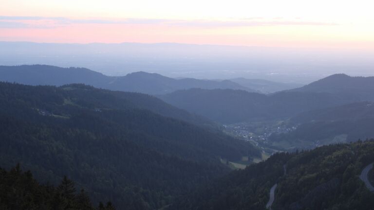 Dieses Bild zeigt eine Webcam-Aufnahme vom Achertal, aufgenommen am Sonntag, den 18.05.2025 um 21:30 Uhr. Die Temperatur betrug 9.8°C.