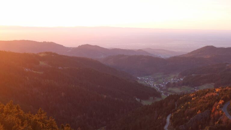 Dieses Bild zeigt eine Webcam-Aufnahme vom Achertal, aufgenommen am Dienstag, den 04.11.2025 um 17:00 Uhr. Die Temperatur betrug 10.9°C.