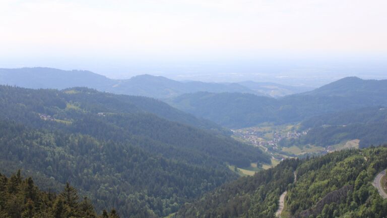 Dieses Bild zeigt eine Webcam-Aufnahme vom Achertal, aufgenommen am Montag, den 19.05.2025 um 16:40 Uhr. Die Temperatur betrug 17.7°C.